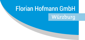 Textlogo mit einer blauen geschwungenen Form. Der weiße Text lautet Florian Hofmann GmbH und Würzburg in einem hellblauen Rechteck auf der rechten Seite.